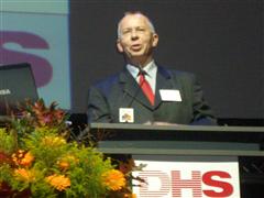 Rolf Hüllinghorst moderiert die Tagungseröffnung